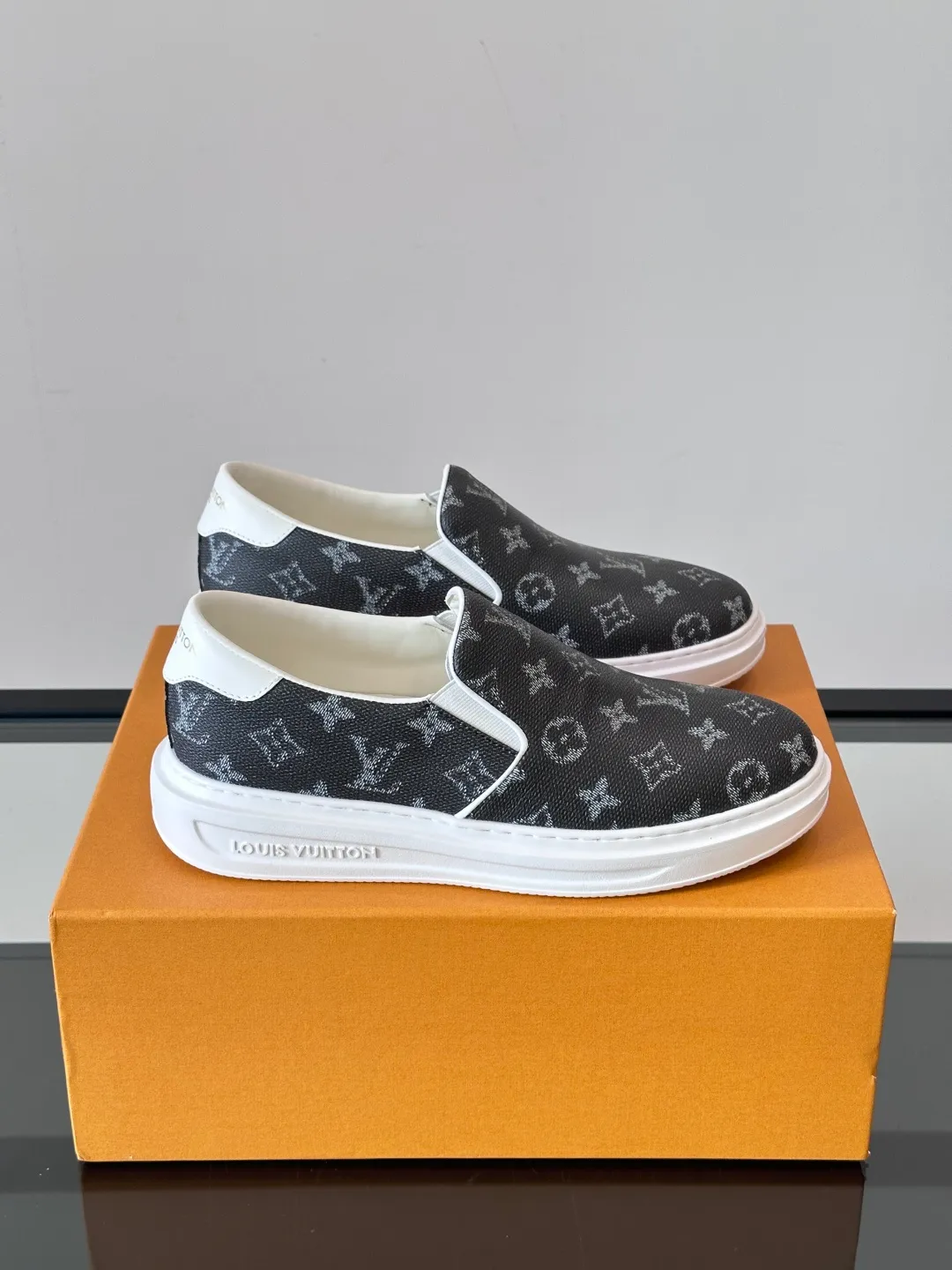 Men's shoes 💰p360 "LOUIS VUITTO＊" Classic presbyopic slip-on loafers are made of classic Damier Gra men's shoes 💰phite canvas, with LV logo embellishment on the shoe body, leather straps decorated with LV metal logo buckles, smooth calf leather trim, and Monogram flower rubber outsole, full of youthful vitality and elegance. Blake craftsmanship and hand-stitched uppers cleverly establish recognition, and the standard sheepskin lining provides a comfortable and soft foot feel! Size: 38-44